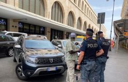 Polizia&Carabinieri, stretta in una morsa la stazione Termini e l'Esquilino, decine di controlli, 3 pusher arrestati
