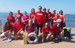 Ostia, flash mob e sopralluogo del M5S sulle spiagge libere con la maglietta da bagnino