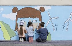 Fiumicino, gli studenti del progetto A scuola per il pianeta realizzano un murales anti-smog