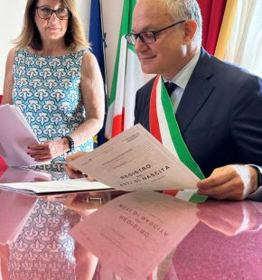 Roma, il sindaco Gualtieri trascrive i primi certificati di nascita esteri con due mamme