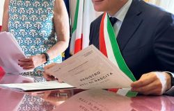 Roma, il sindaco Gualtieri trascrive i primi certificati di nascita esteri con due mamme