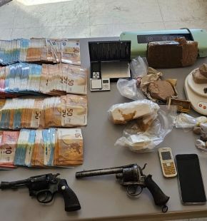 Eroina, coca ed hashish, sequestrato 1 kg. di droga, in manette pusher 67enne con la passione delle armi
