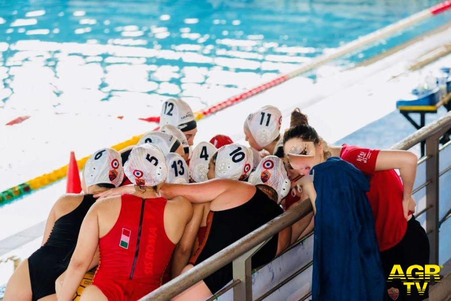 SIS Roma under 18 il team giallorosso si abbraccia a fine partita per festeggiare il passaggio del turno