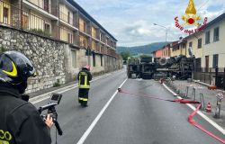 VVF Prato. Camion cisterna Gpl ribaltato sulla Ss 325 per incidente