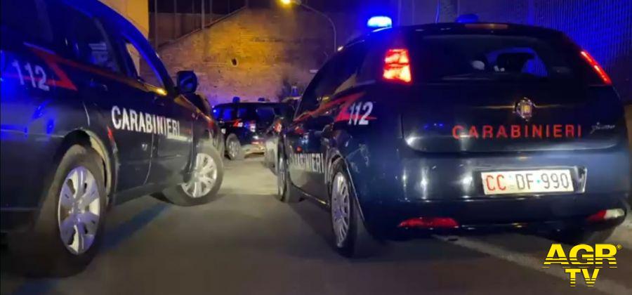 Truffe agli anziani. Carabinieri durante le fasi dell'operazione