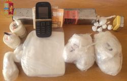 Roma, duro colpo allo spaccio: sequestrati 8 kg. di droga e 27 mila euro, 5 persone arrestate