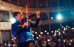 Ostia Antica, al Teatro Romano Andrea Casta presenta: “The Space Violin - Visual Concert”, con un occhio alla solidarietà