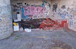 Ostia, case Ater di via della Martinica, da bonificare l'area parcheggi invasa da rifiuti e liquami