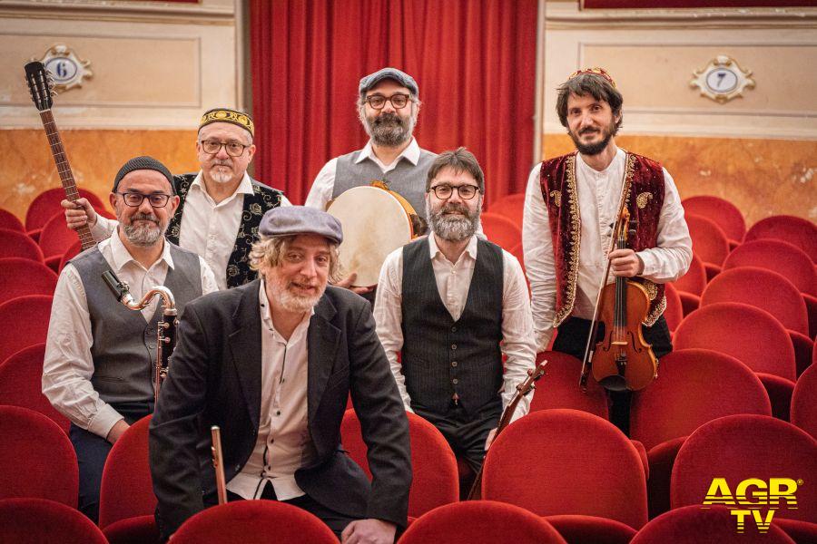 Fink e i solisti dell'orchestra multietnica foto da comunicato stampa
