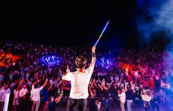 Ostia Antica, Andrea Casta, con la magia del suo archetto luminoso, protagonista di uno show unico