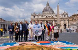 Infiorata Storica di Roma e delle Pro Loco, un tripudio di colori in via della Conciliazione per San Pietro e Paolo