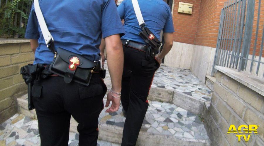 Carabinieri intervento negli appartamenti per liberare vittima violenza