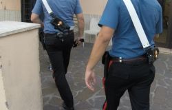 Carabinieri intervento negli appartamenti per liberare vittima violenza
