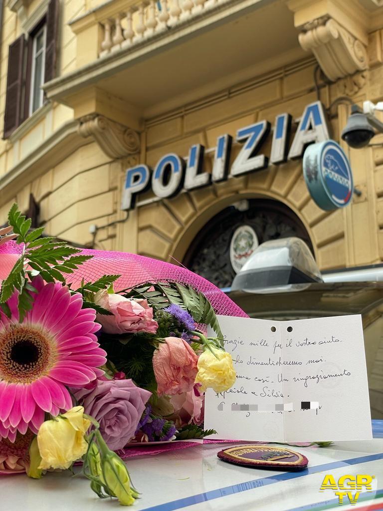 Polizia il mazzo di fiori ed il biglietto di ringraziamenti delle due donne