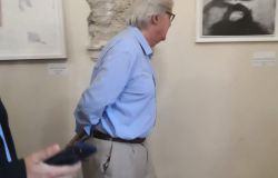 Vittorio Sgarbi nei corridoi della mostrra d'arte foto roberto di prima