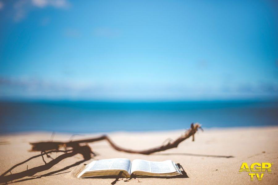 Leggere sulla spiaggia foto pixabay