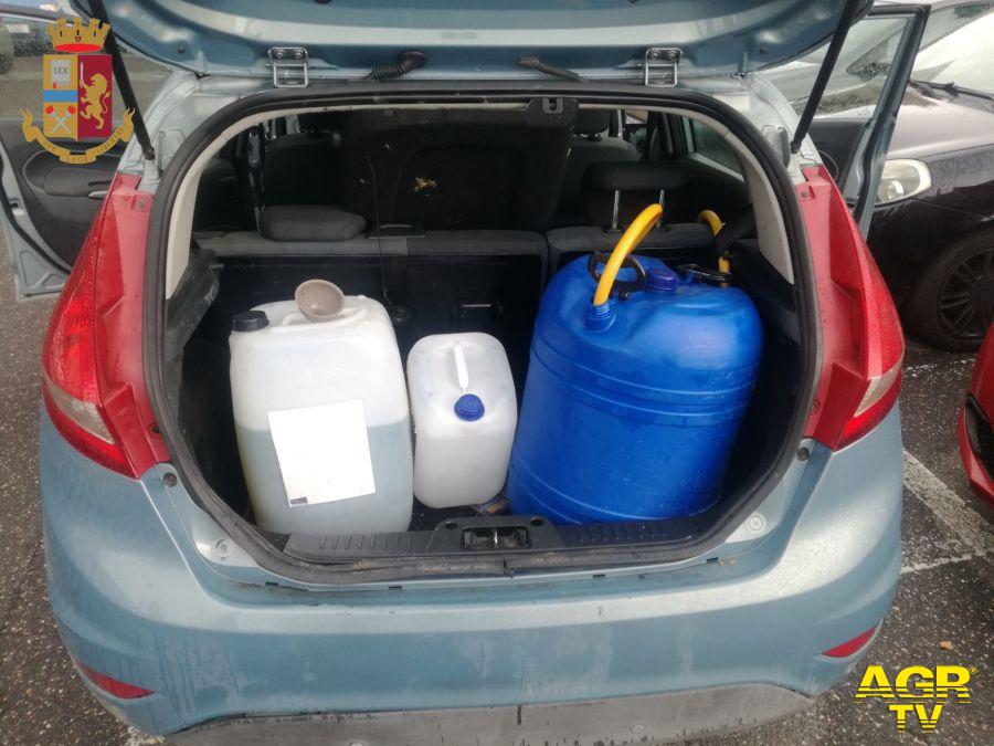 Polizia Tivoli l'auto con i serbatoi sequestrati utilizzata per il furto carburanti