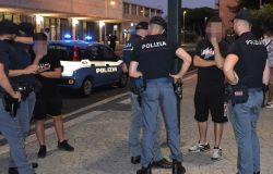 Ostia, denunciata 21enne che nascondeva la droga nel reggiseno, in manette pusher 53enne, aveva 500 gr di hashish