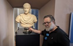 Russell Crowe, il gladiatore agli Uffizi, stregato dalla mostra sull'Antica Roma e dalle sale degli autoritratti