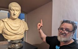 Russell Crowe nella sala della mostra dell'antica Roma