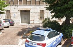 Roma, sorpresi a rubare il faro di una macchina in sosta, arrestati due 20enni dopo un lungo inseguimento