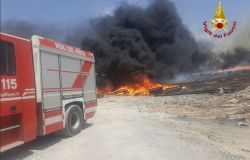 Roma, in fiamme il pratone di Torre Spaccata, ustionati gravemente tre volontari di Protezione Civile ed un vigile del fuoco