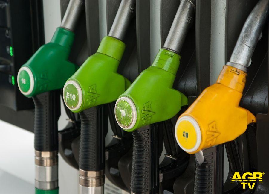 in autostrada il prezzo della benzina ha superato la cifra record  di 2,5 euro al litro
