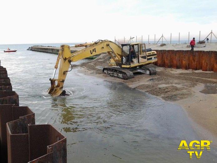 Ostia, nuovo tappo alla foce del canale dei pescatori Ostia, nuovo tappo alla foce del canale dei pescatori