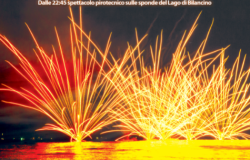 Fuochi d'artificio la sera di Ferragosto sul Lago di Bilancino