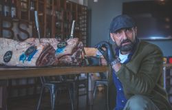 Andy Luotto dinanzi alla carne selezionata da Fabio Galli