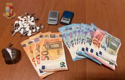 Polizia esposizione droga soldi e materiale sequestrato
