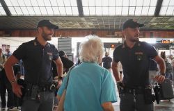 La Polizia di Stato ritrova la valigia smarrita nei pressi della stazione da una signora quasi centenaria