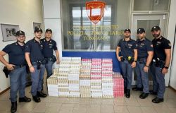 138 chilogrammi di sigarette di contrabbando sequestrati nella stazione Fs di Firenze Santa Maria Novella dalla Polizia a bordo di un treno alta velocità.