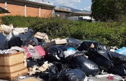 Abbandonava a Prato rifiuti provenienti da oltralpe: denunciato commerciante francese