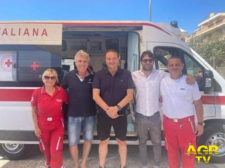 L'ambulanza posizionata a Palidoro per garantire la sicurezza di cittadini e turisti. Nella foto il sindaco Mario Baccini