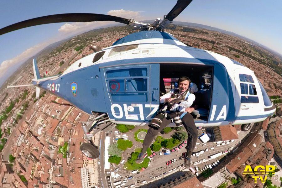 Polizia il fotografo Massimo Sestini su un elicottero