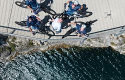 Polizia il fotografo Massimo Sestini con i poliziotti in bici su un ponte di legno