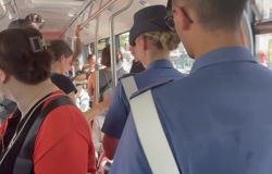 Roma, turisti borseggiati nel centro storico, blitz dei carabinieri alle fermate metro e bus, 13 arresti