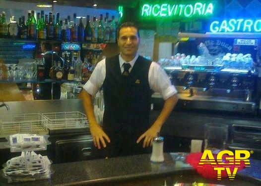 Augusto Monteferri dietro il bancone del Bar Duca (foto da facebook)