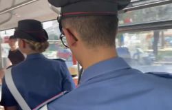 Carabinieri controlli sui mezzi pubblici