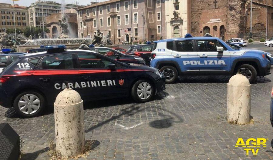 Polizia e Carabinieri presidiano piazza Esedra