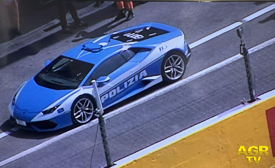 Polizia la Lamborghini mentre effettua il giro di prova Polizia la Lamborghini mentre effettua il giro di prova