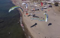 Kite foil e wing foil sulla spiaggia di Maccarese