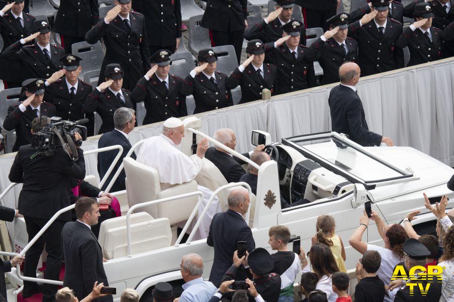 Papa Francesco tra due ali di carabinieri presenti in piazza San Pietro