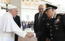 Il Generale Teo Betto stringe la mano a Papa Francesco