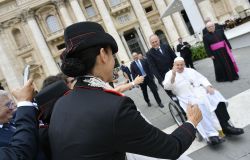 Papa Francesco saluta i Carabinieri presenti