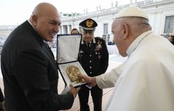 Il Ministro Crosetto ed il generale Teo Betti consegnano al Papa un bassorilievo in bronzo della Virgo Fidelis Papa