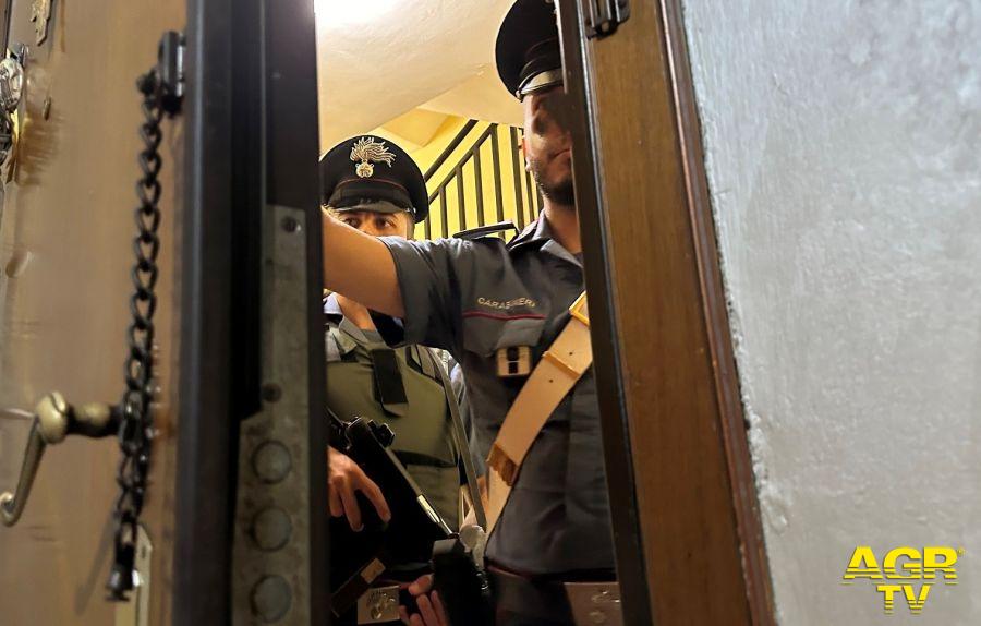 Carabinieri entrano appartamento Ater