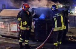 Roma Tor Bella Monaca i servizi interforze i vigili del fuoco impegnati a spegnere un cassonetto