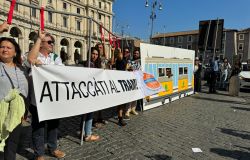 Roma, Flash Mob Attaccati al tram, a sostegno dei progetti di nuove tramvie
